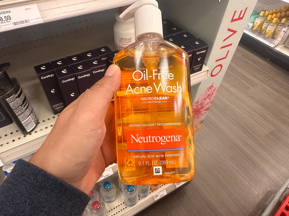 package Neutrogena Oil Free Acne Wash for face care to treat acne